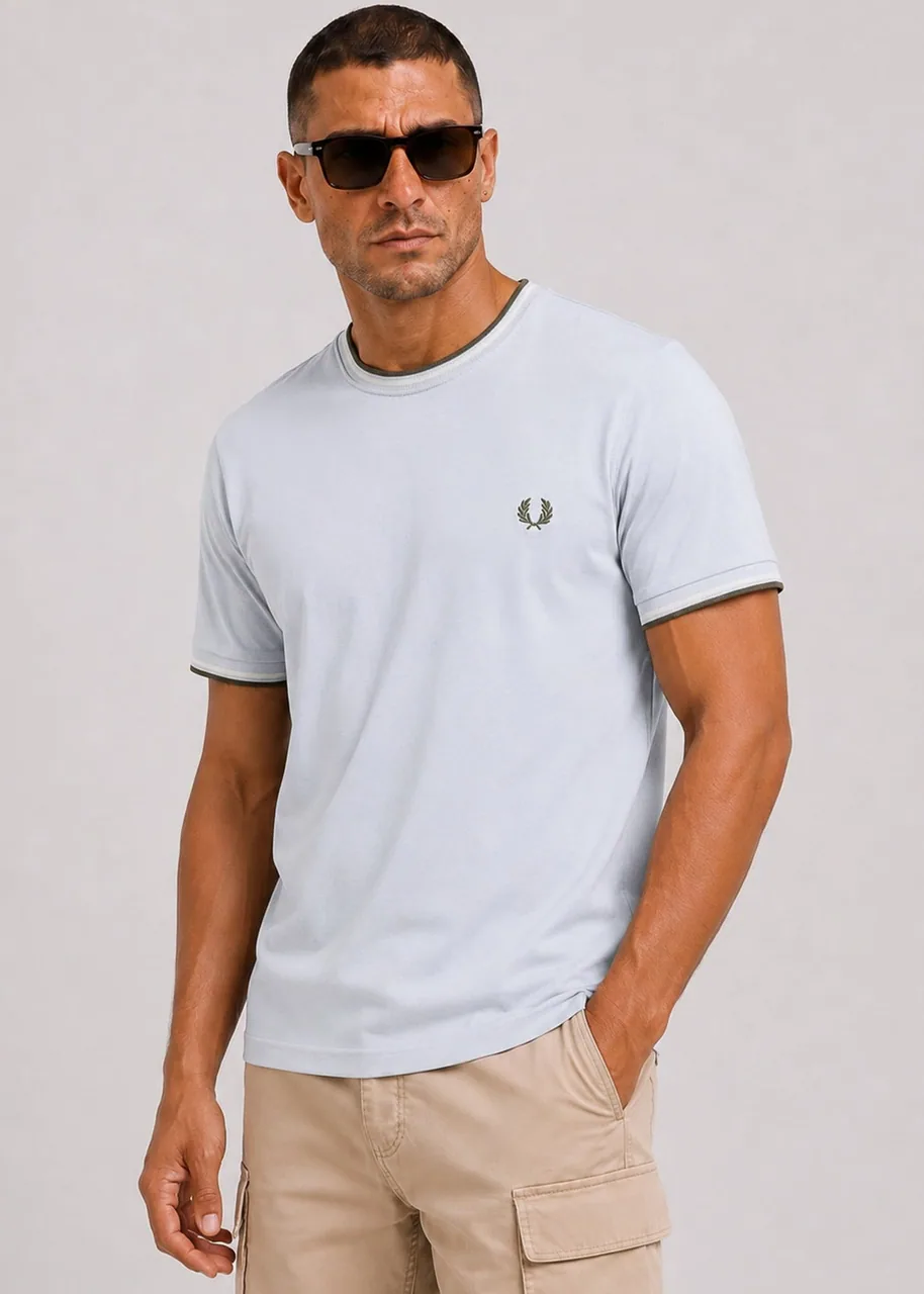 Ansicht 2 von Fred Perry Twin tipped t-shirt - dusky blue ecru laurel wreath green